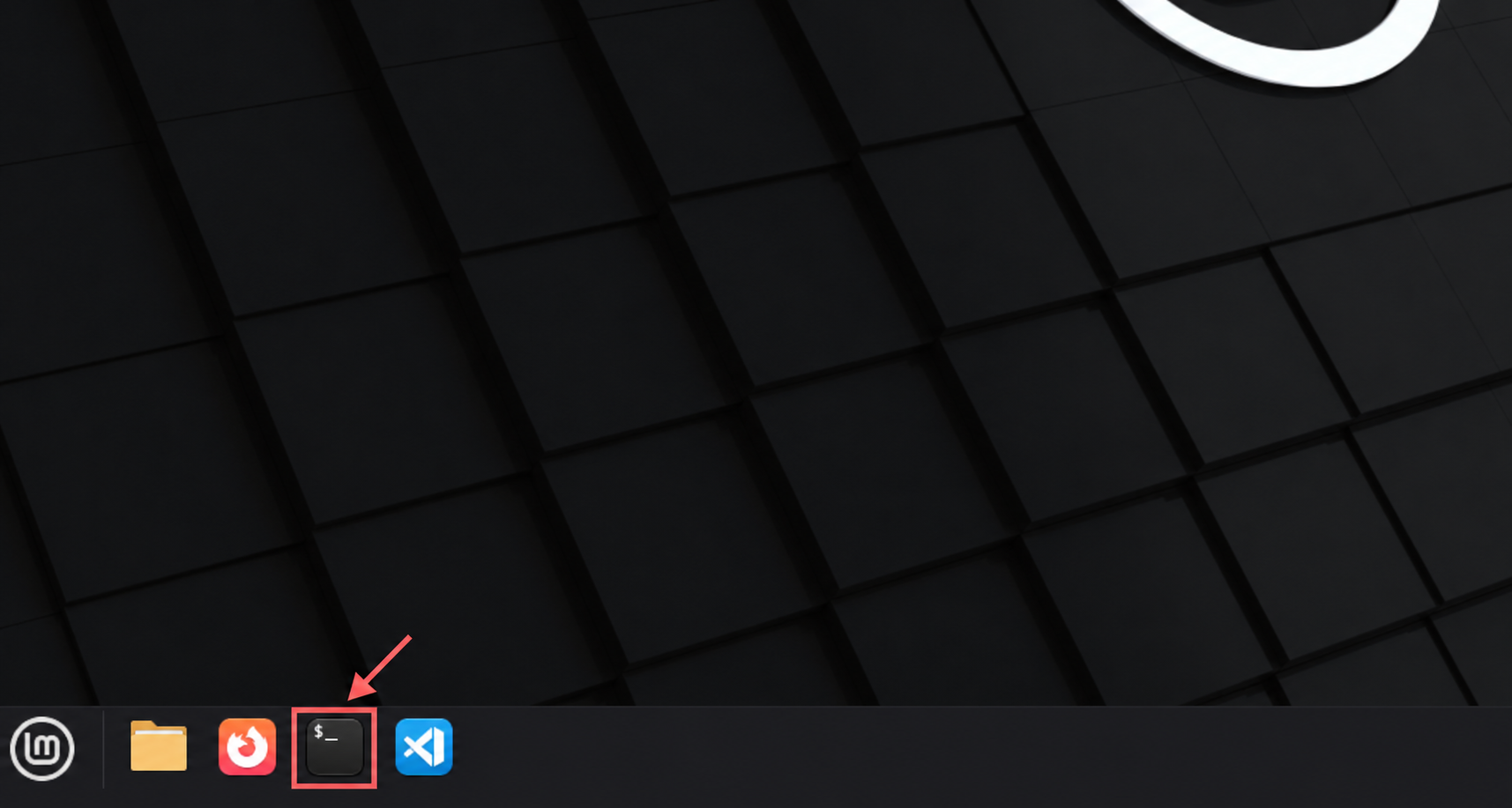 Área de trabalho do Linux Mint. Uma seta e um contorno coral destacam o atalho do Terminal na barra inferior do Linux Mint.